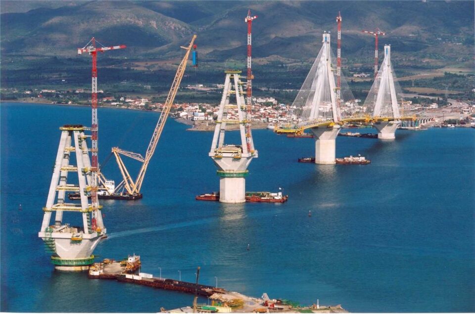 Bauphase der Rio-Antirrio-Brücke