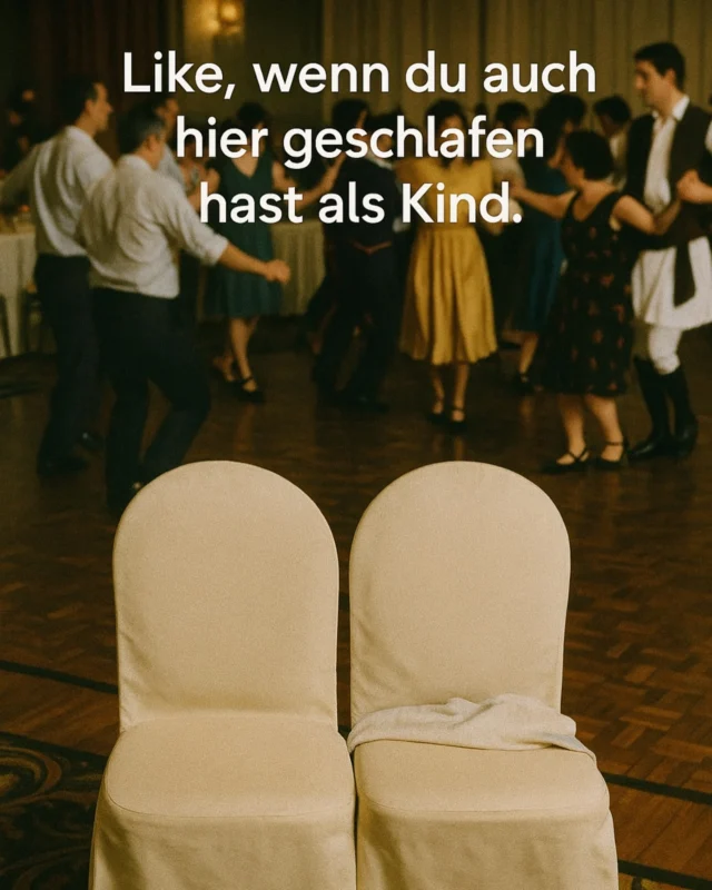Früher brauchten wir kein Bett – zwei Stühle zusammenrücken - fertig! Trotz lauter Musik, rauchenden Erwachsenden und voller Menschen. Kommentiere deine Kindheitserinnerungen 💙